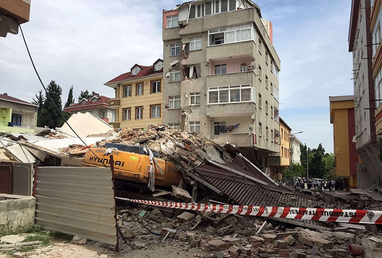 U Istanbulu se urušila zgrada 