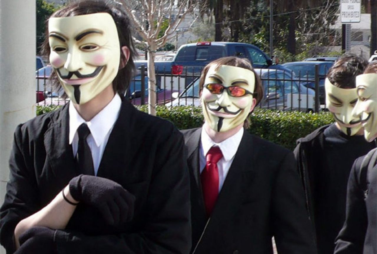 Anonymousi opljačkali zlatarnicu