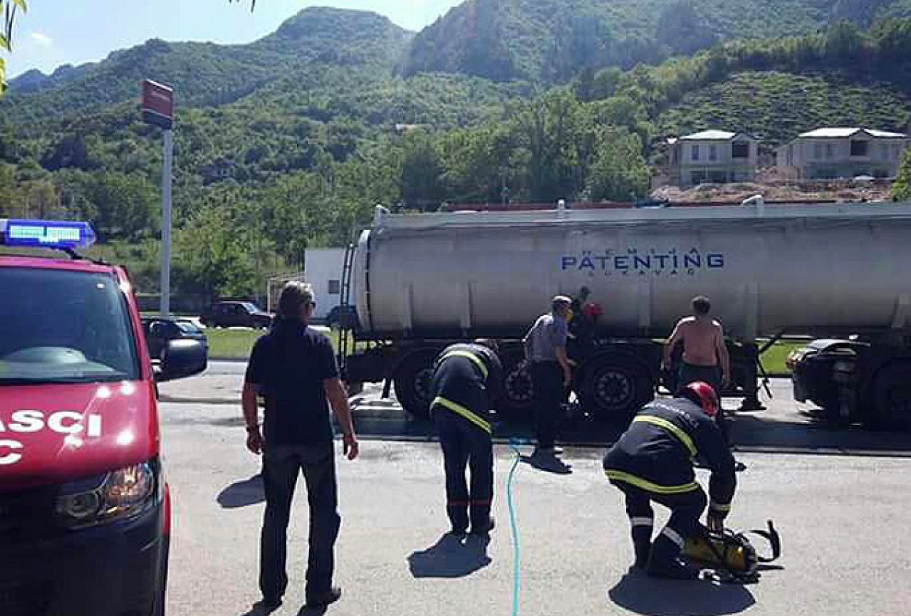 Spriječena katastrofa kod Konjica: Policija i vatrogasci zaustavili kamion s kiselinom