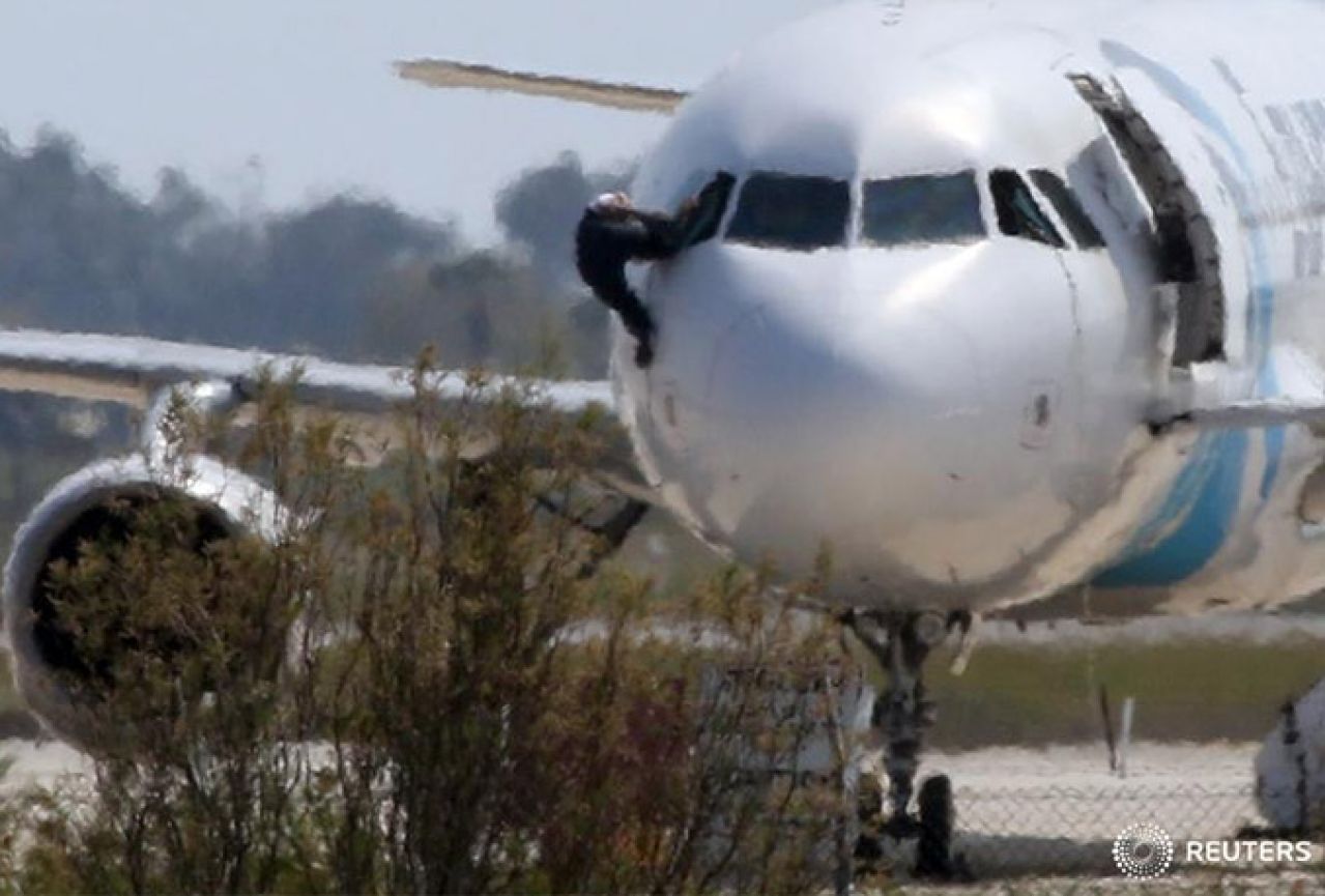 Pušača uhvatila kriza pa pokušao otvoriti vrata zrakoplova na visini od 12 kilometara