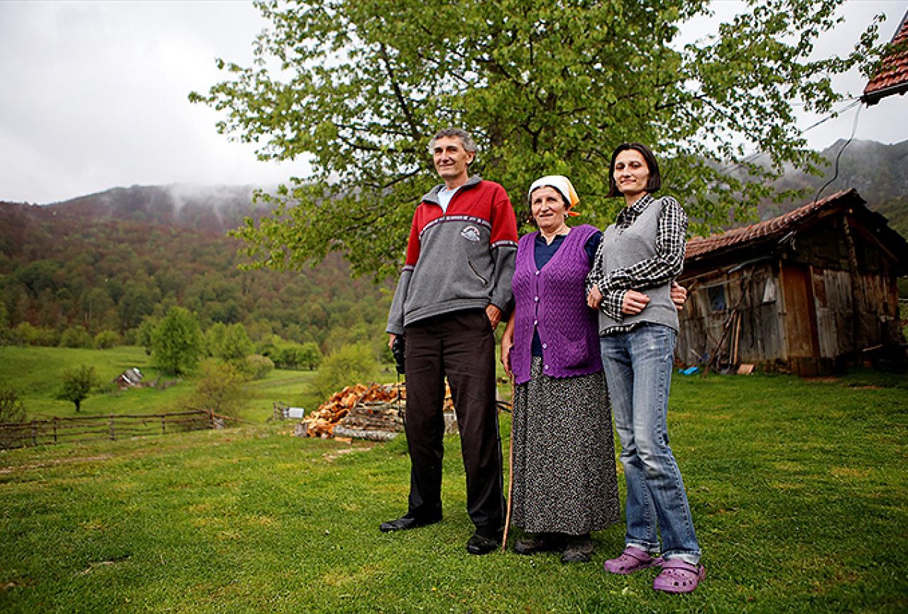 Gacko: Obitelj Vuk živi sama u selu i ništa im ne nedostaje