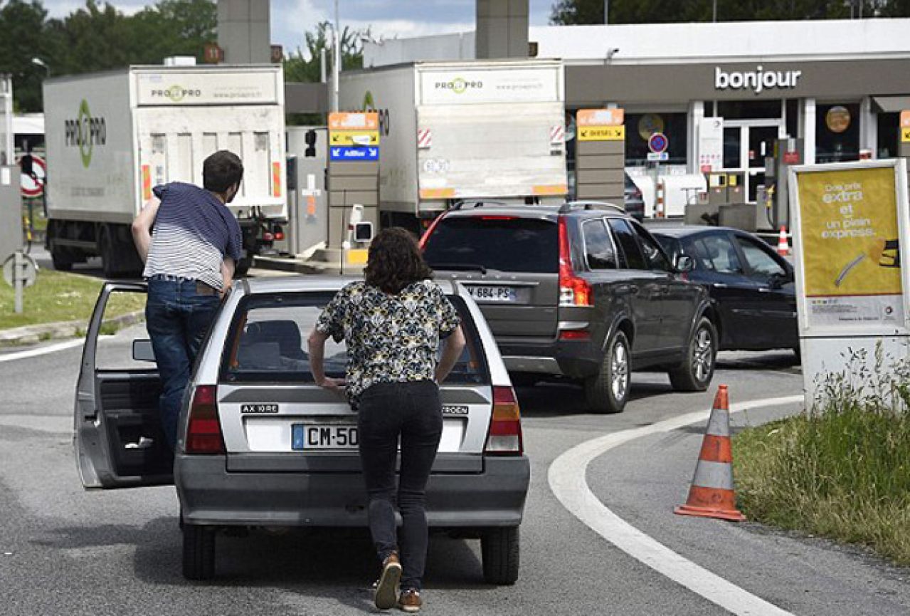 Nestašica goriva u Francuskoj, redovi na benzinskim crpkama