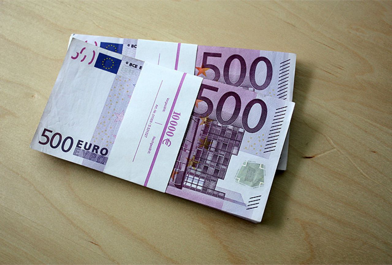 Eurozona opet razmišlja da građanima da 500 eura na dar