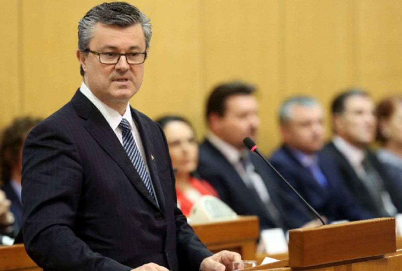 Orešković potvrdio da će Vlada o opozivu Karamarka odlučiti u petak