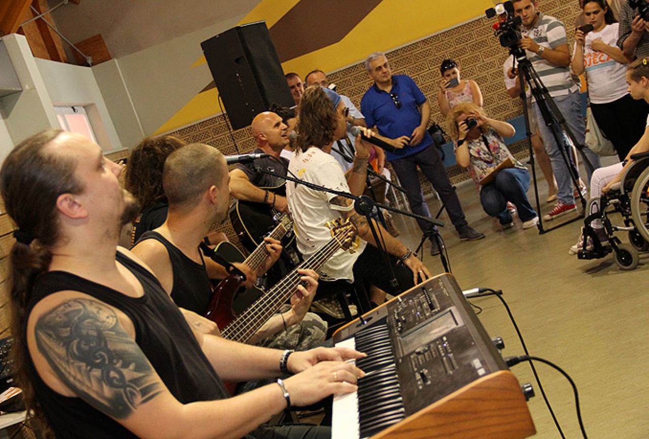 Miligram održao mini koncert u Mostaru