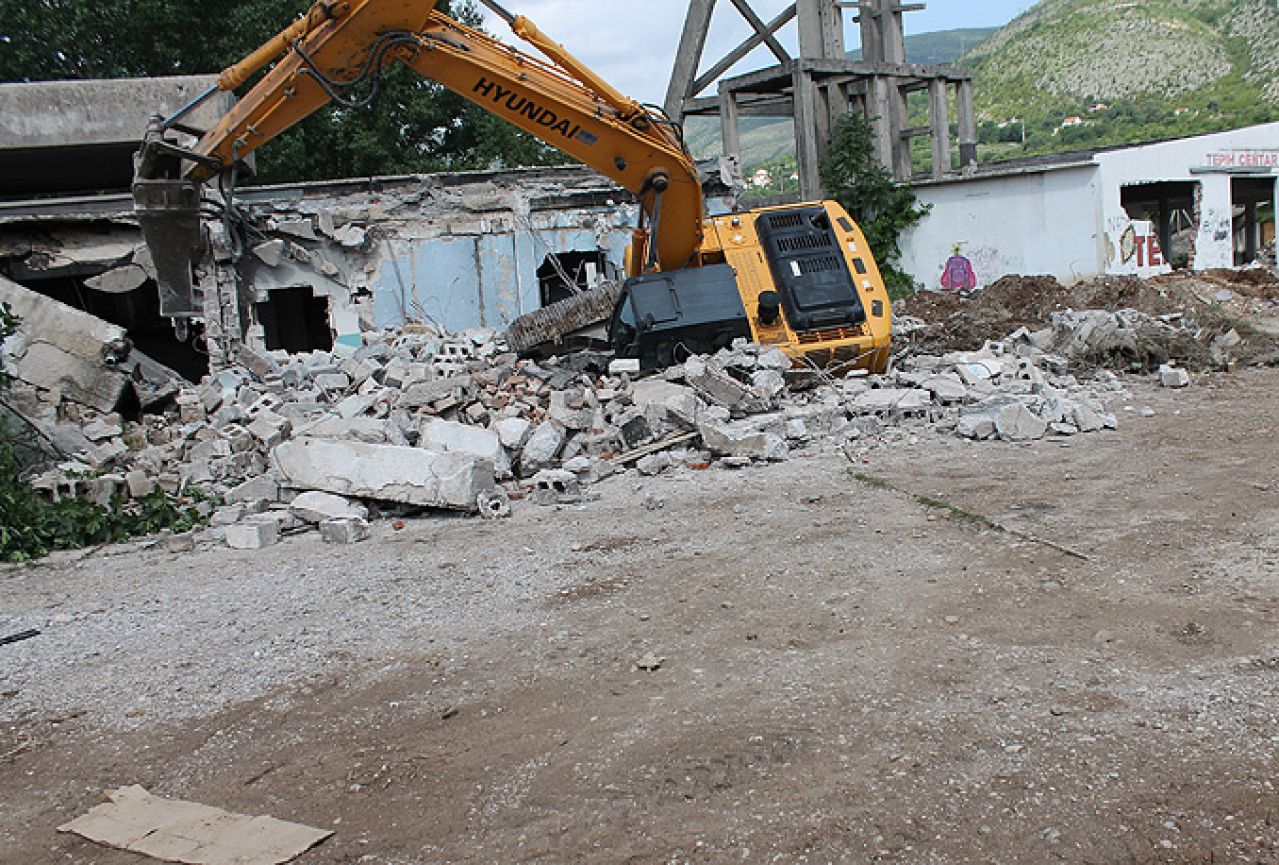 Mostar: Bager propao u zemlju