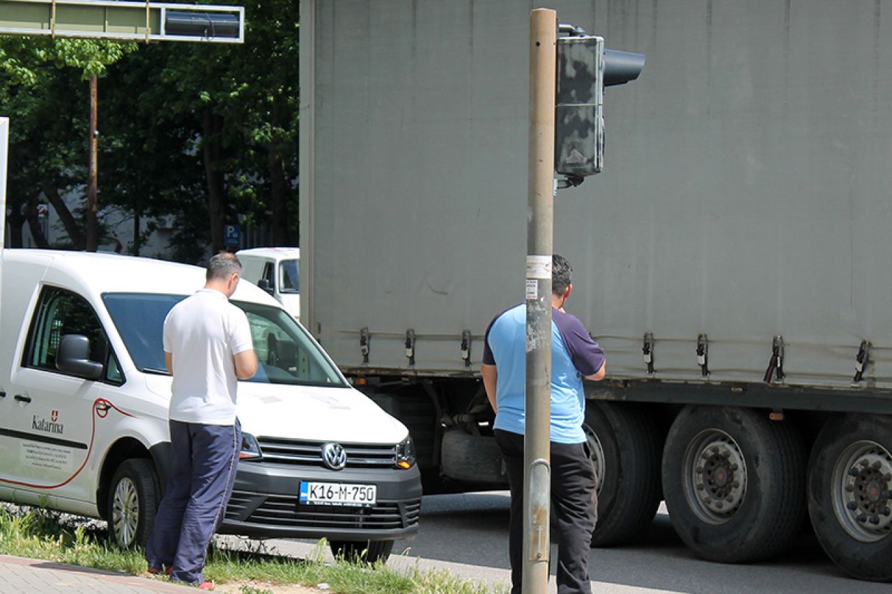 Kamion i Caddy izazvali prometni kolaps u Mostaru