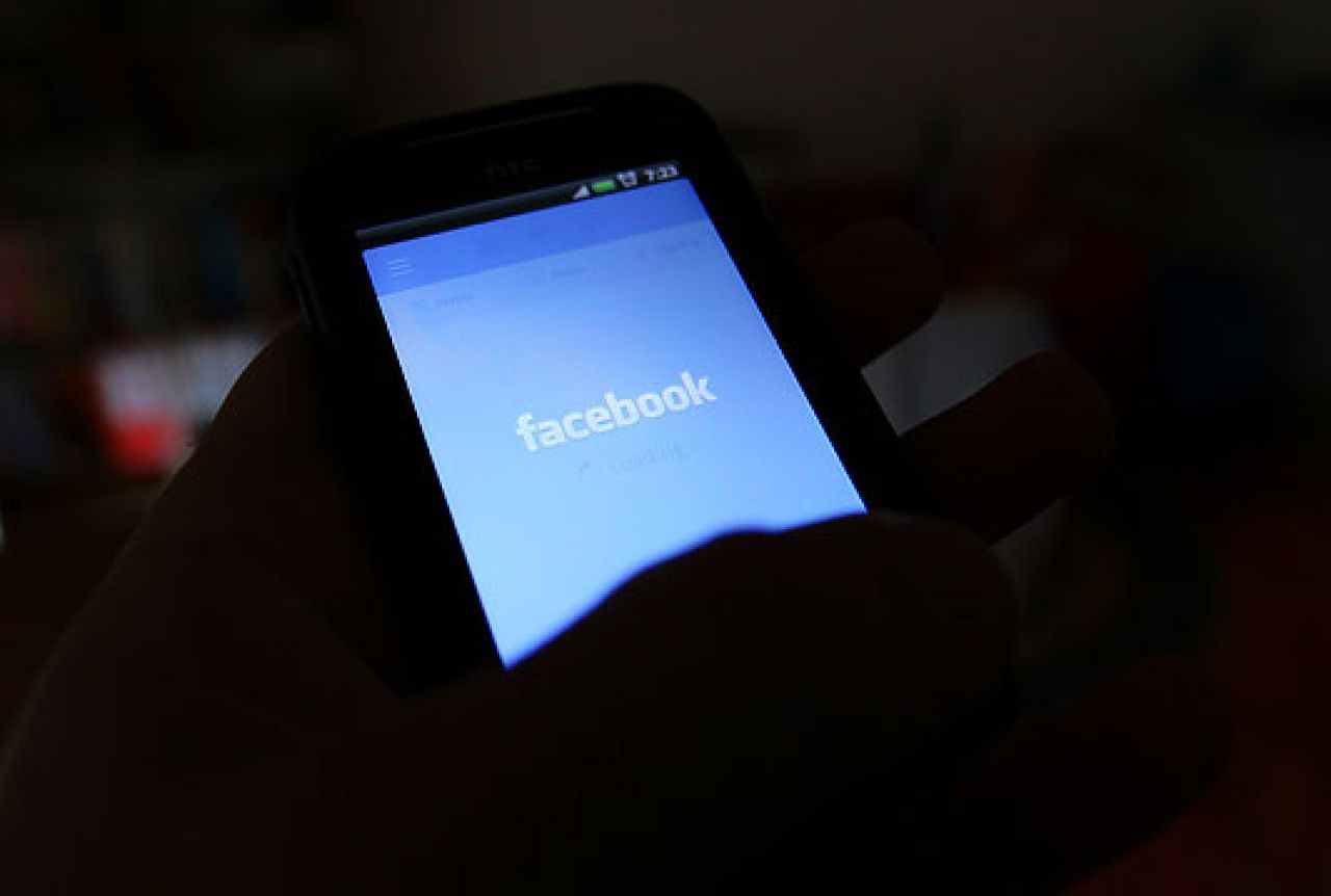 Facebook svoje korisnike prisluškuje putem mobilnih telefona
