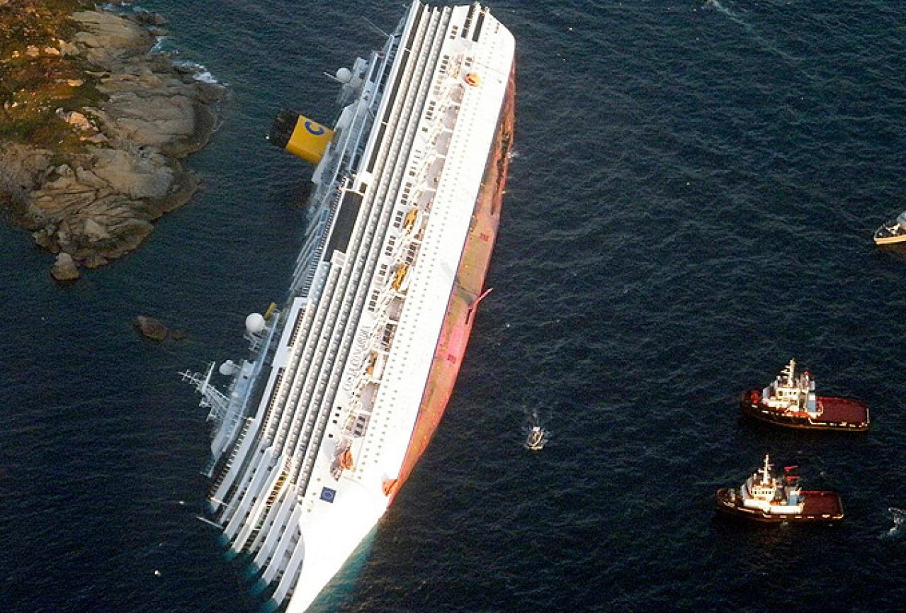 Kapetanu broda Costa Concordia potvrđena zatvorska kazna, a ne može u zatvor