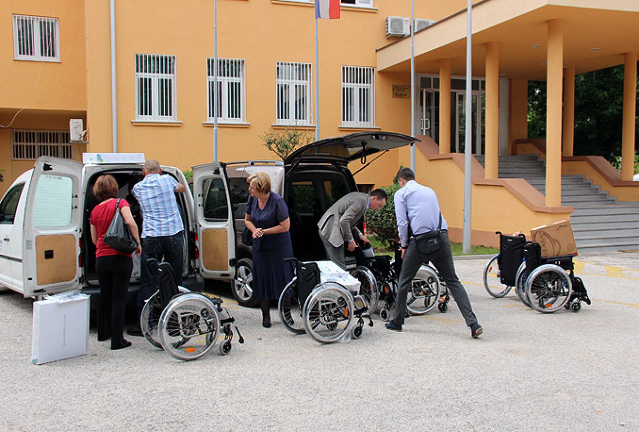 HNŽ: Dvanaestorica stopostotnih ratnih vojnih invalida dobila kolica