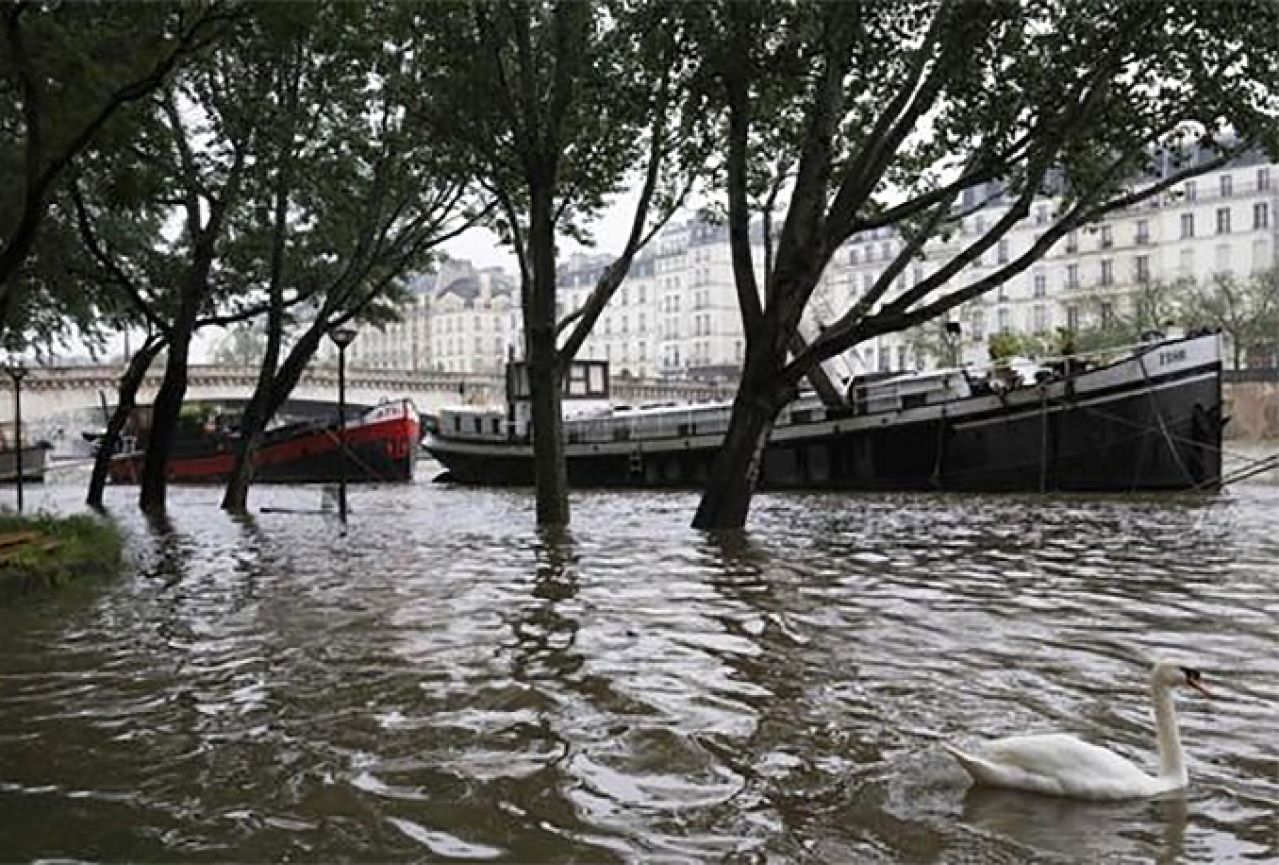 Poplave u Francuskoj: Sena preplavila nasipe