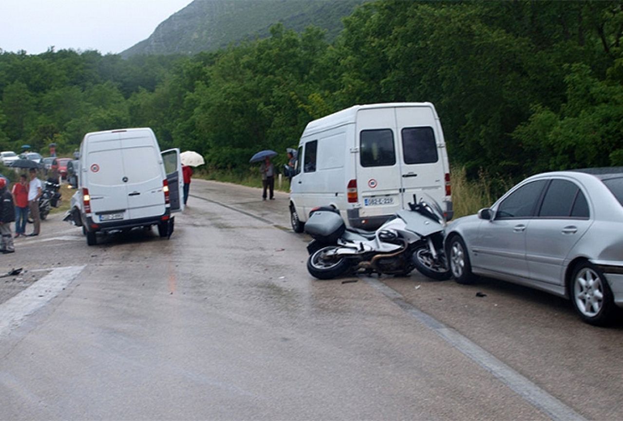 Nesreća na cesti Trebinje-Ljubinje: Talijanski motoristi ozlijeđeni u lančanom sudaru 