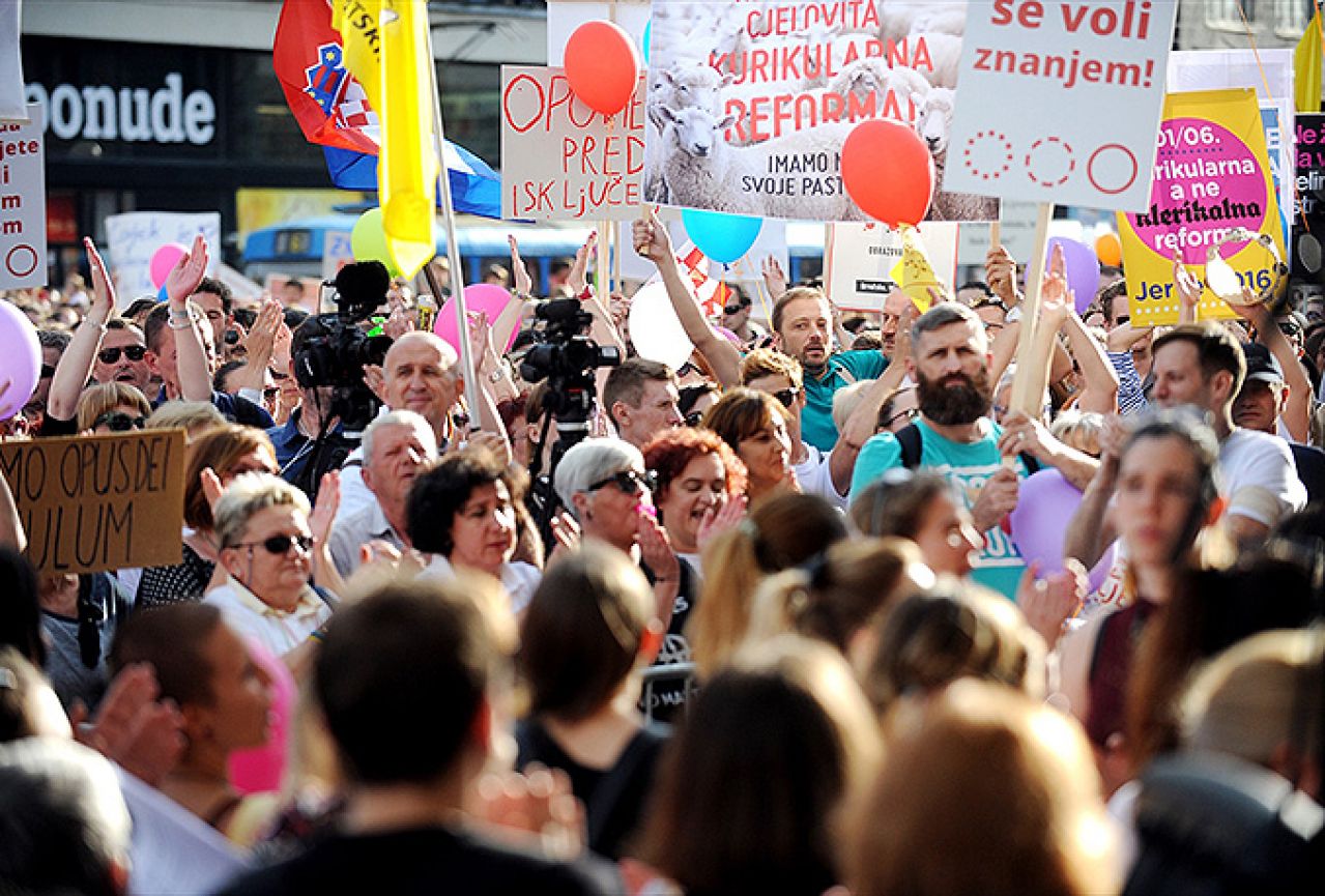 Na prosvjedu podrške kurikularnoj reformi preko 35 tisuća građana