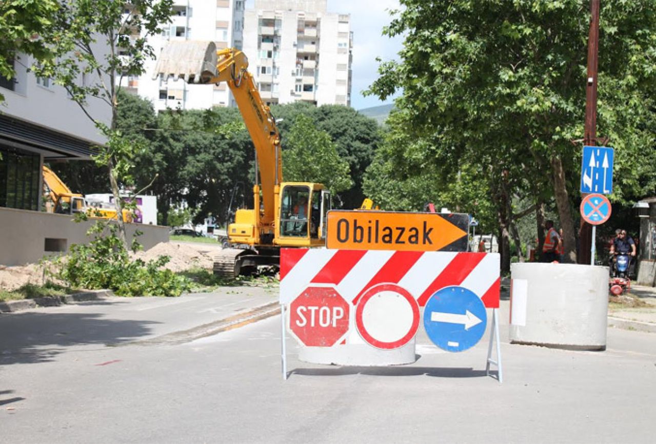 VIDEO | Kaos zbog radova: Regulacija prometa zarobila autobus u Mostaru