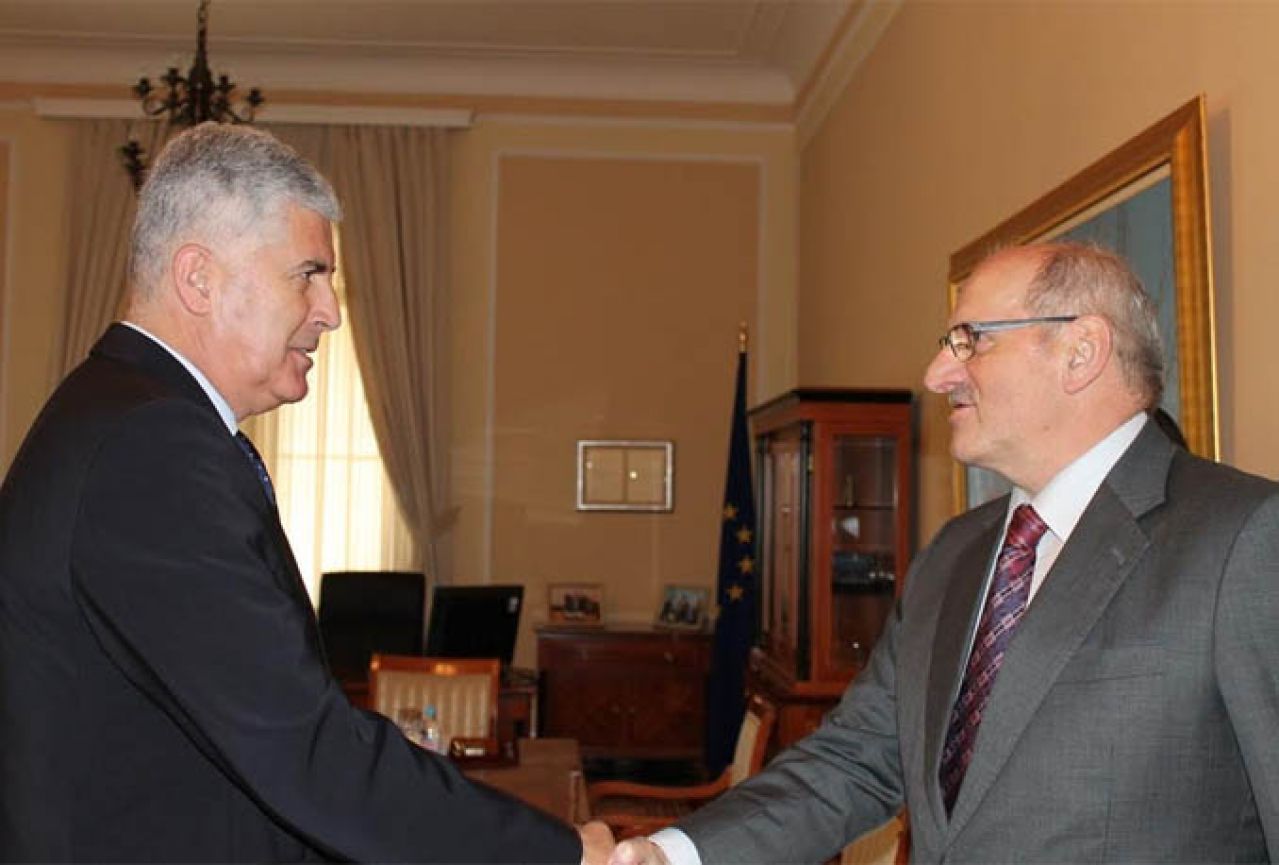 Čović s veleposlanikom Ivanom Del Vechijem