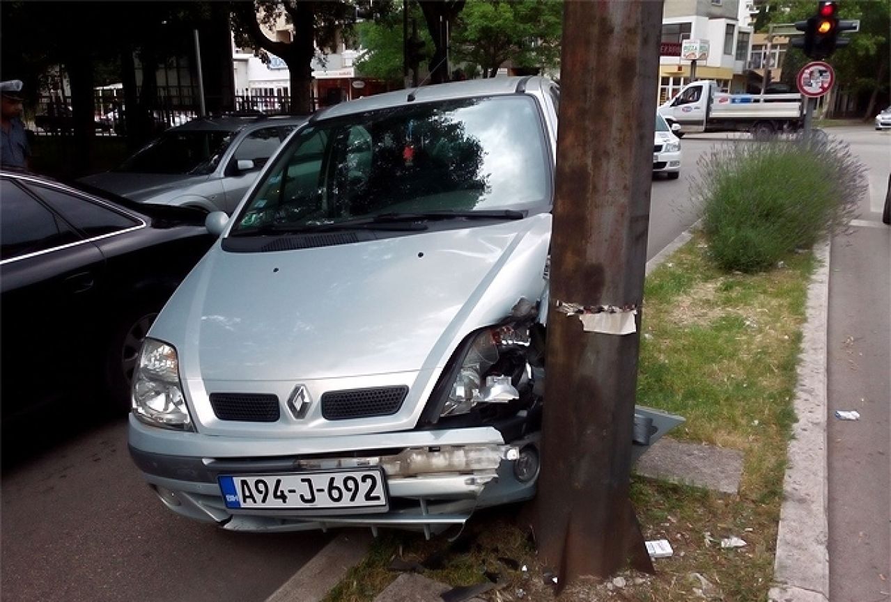 Mostar: Vozilom udarila u stup