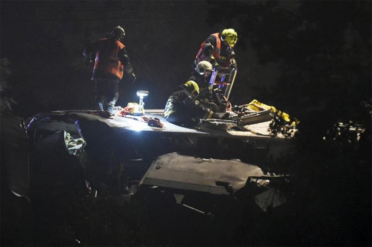 U sudaru teretnog i putničkog vlaka najmanje troje poginulih, 40-ak ozlijeđenih
