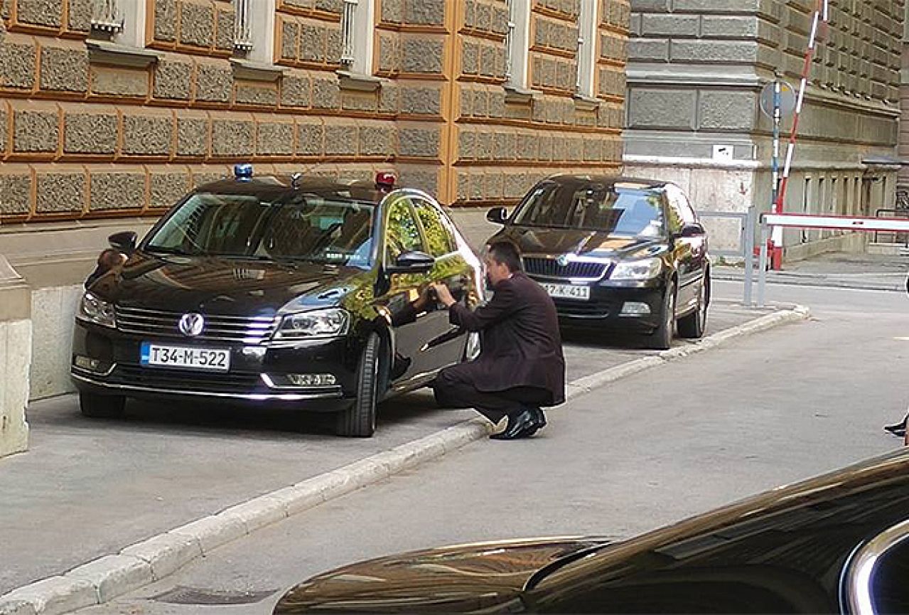Nakon neuspjelog sastanka, nije se uspio otključati Izetbegovićev automobil