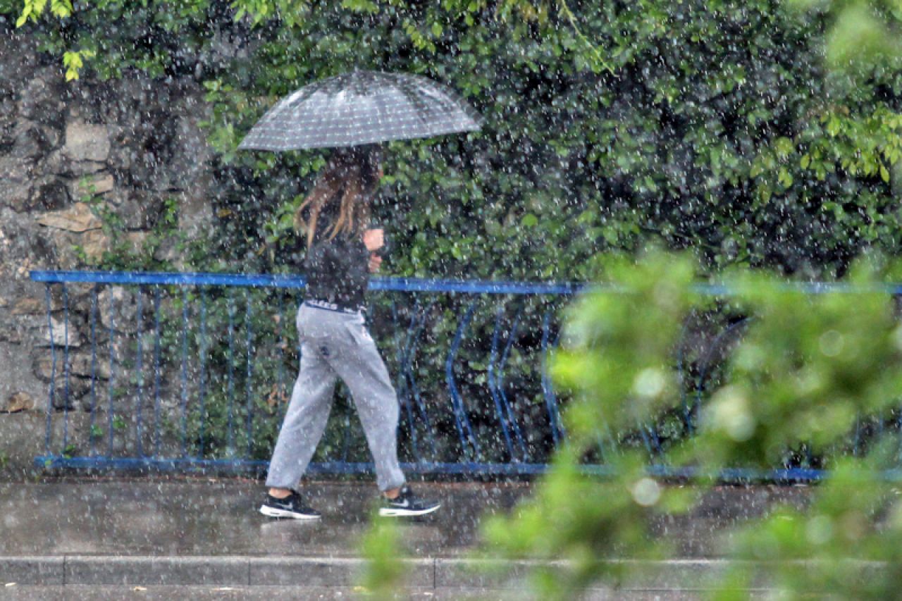 Do kraja tjedna pretežno oblačno s kišom, pljuskovima i grmljavinom