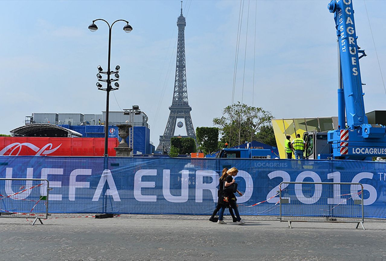 EURO 2016: Eifellov toranj u bojama najpopularnije reprezentacije na Twitteru