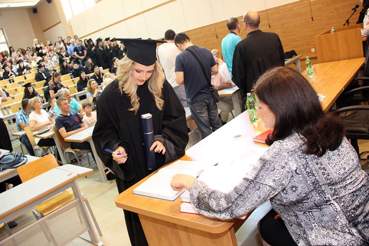 Sveučilište Mostar: Nove diplome za 88 studenata Ekonomskog fakulteta