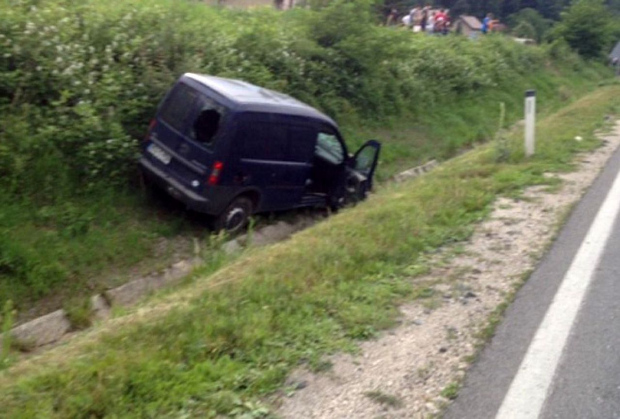 M-17: U teškoj prometnoj nesreći poginuo 23-godišnjak