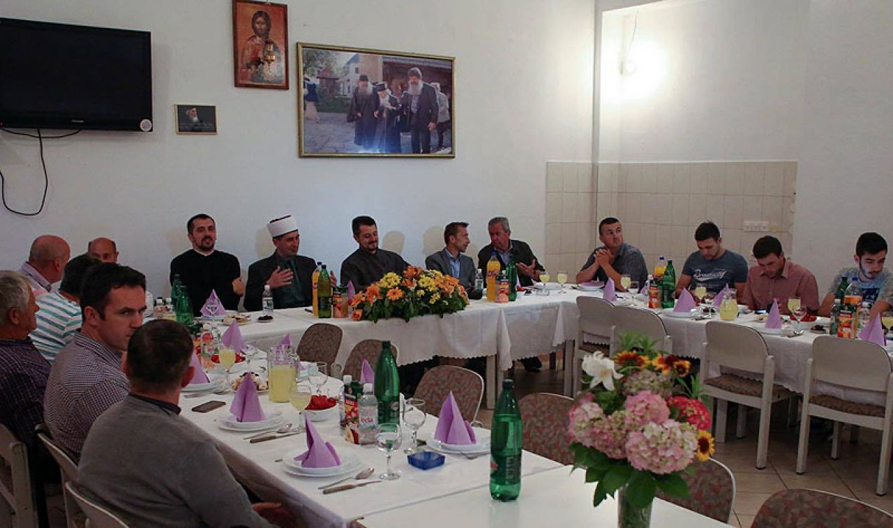 Mostar: Pravoslavci organizirali iftar za vjernike