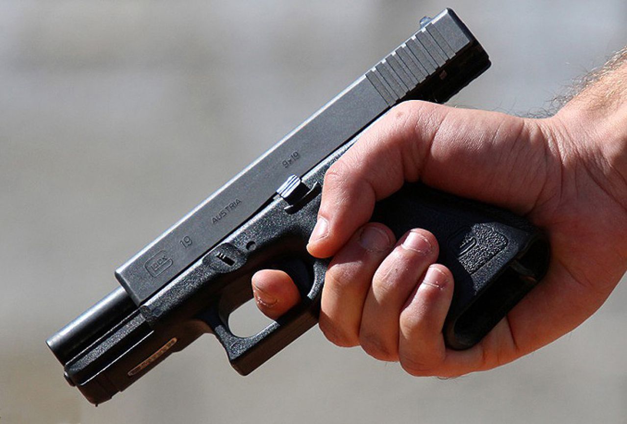 Hrvatskom policajcu opalio pištolj na aerodromu u Parizu