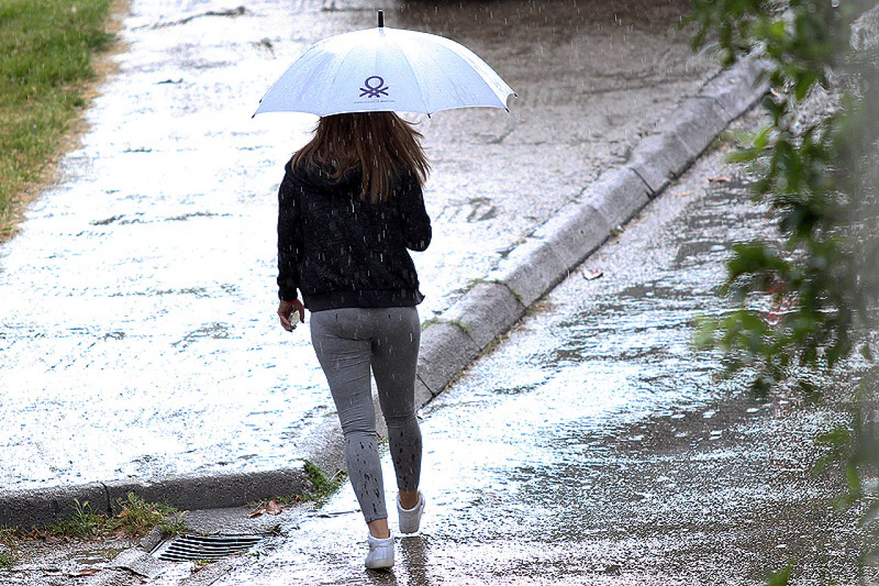 U nedjelju pljuskovi i grmljavina - intenzivnije padaline u Hercegovini