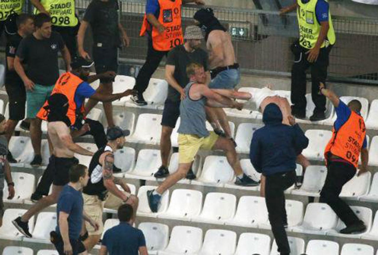 Novi neredi: Rusi napali Engleze na stadionu u Marseilleu