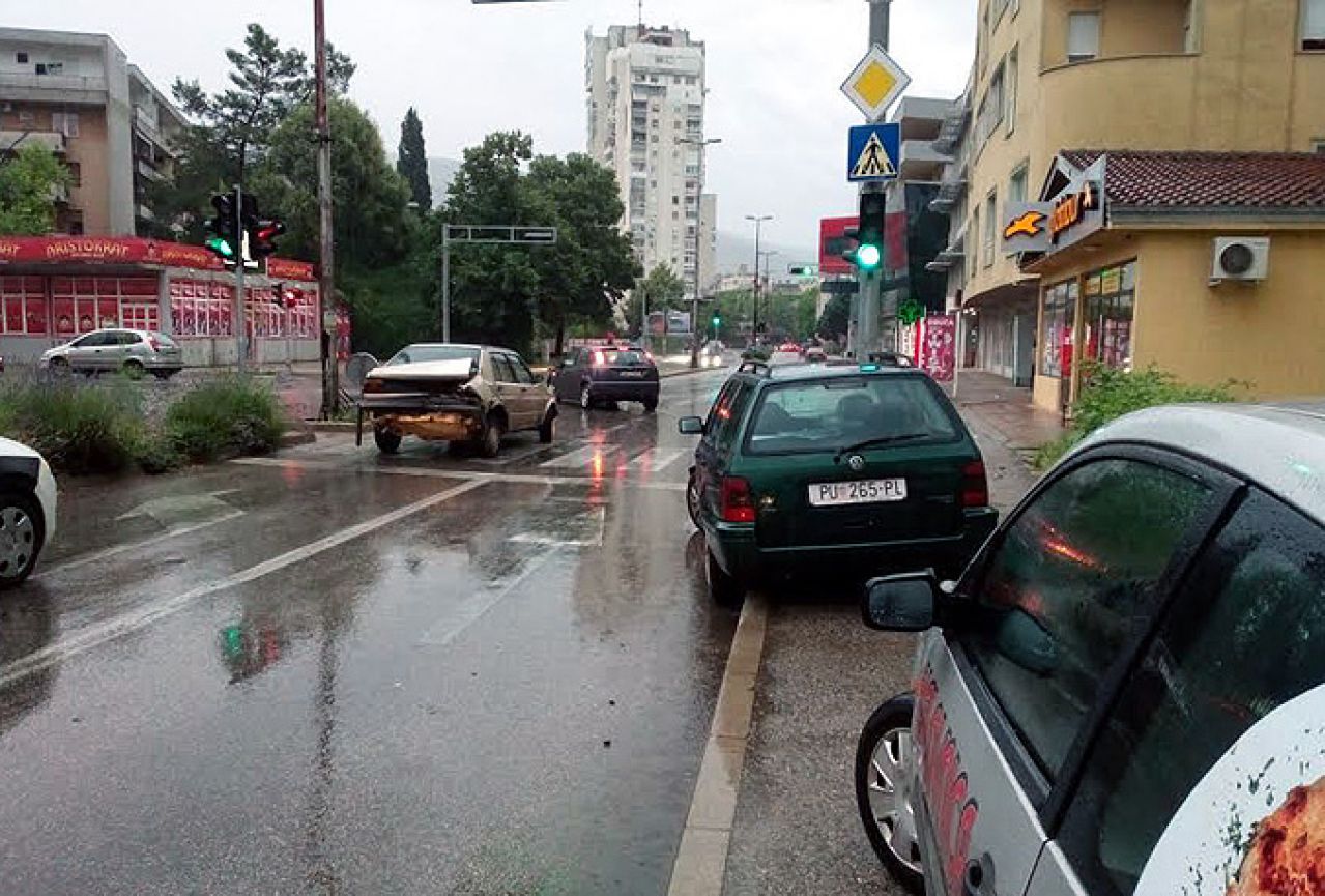 Mostar: Sudar tri automobila, nastala velika materijalna šteta