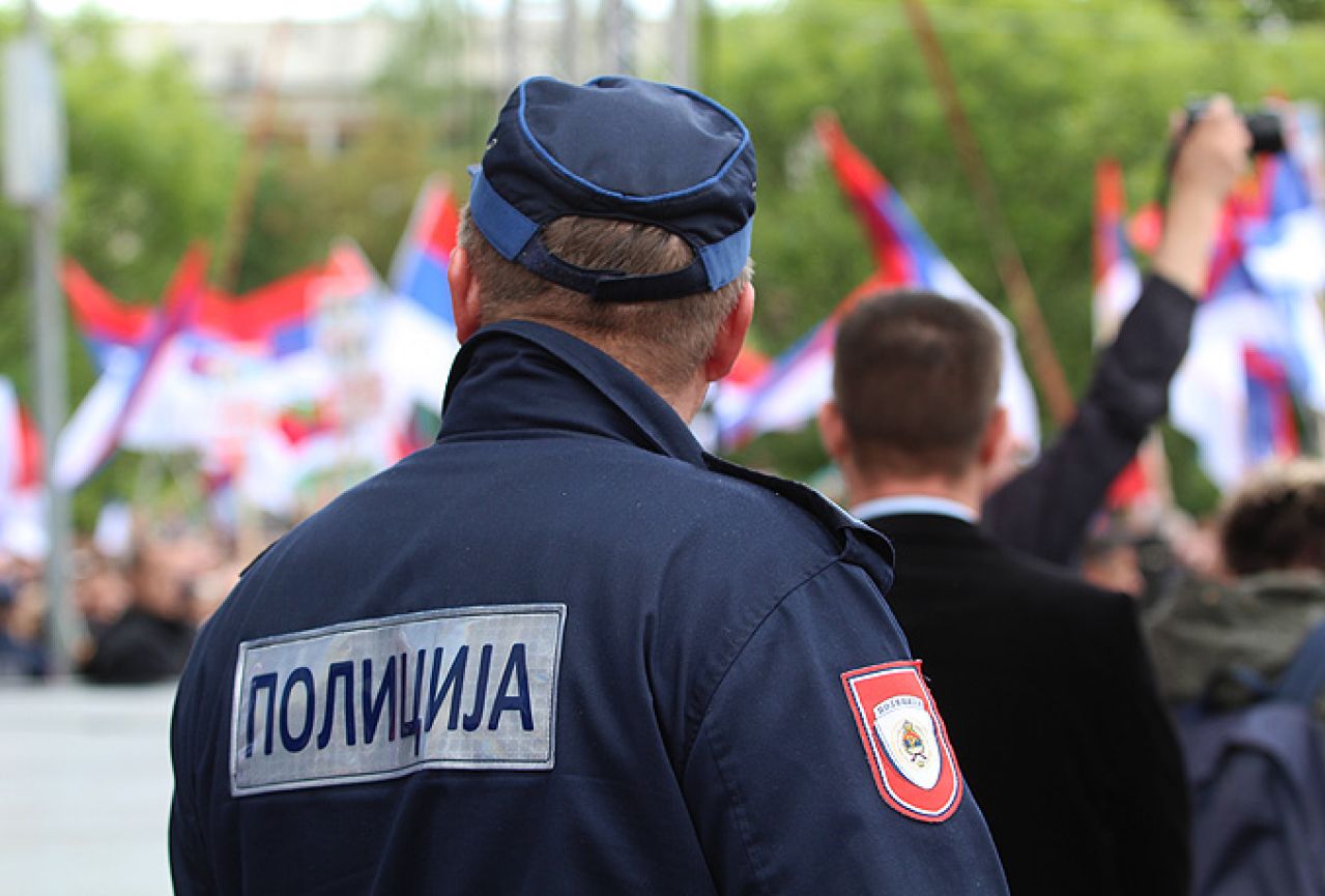 Mladić sjekirom napao policajca