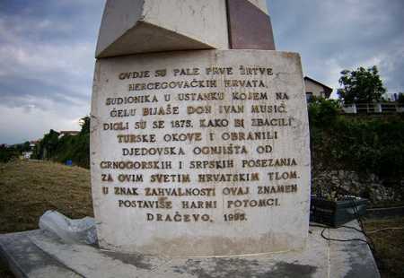 https://storage.bljesak.info/article/160649/450x310/hercegovacki-ustanak-spomenik-dracevo.jpg