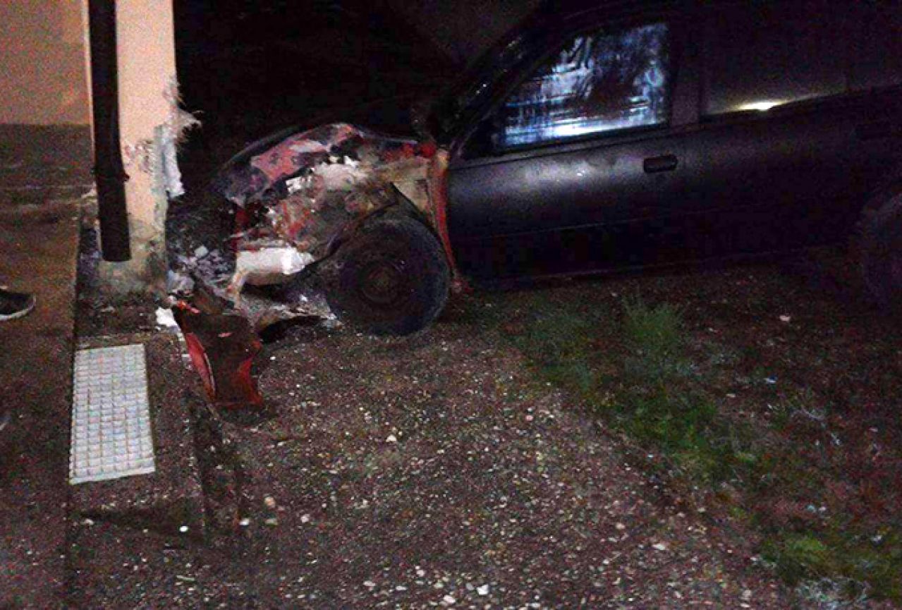 Mostar: Bježeći od policije zabio se u kuću