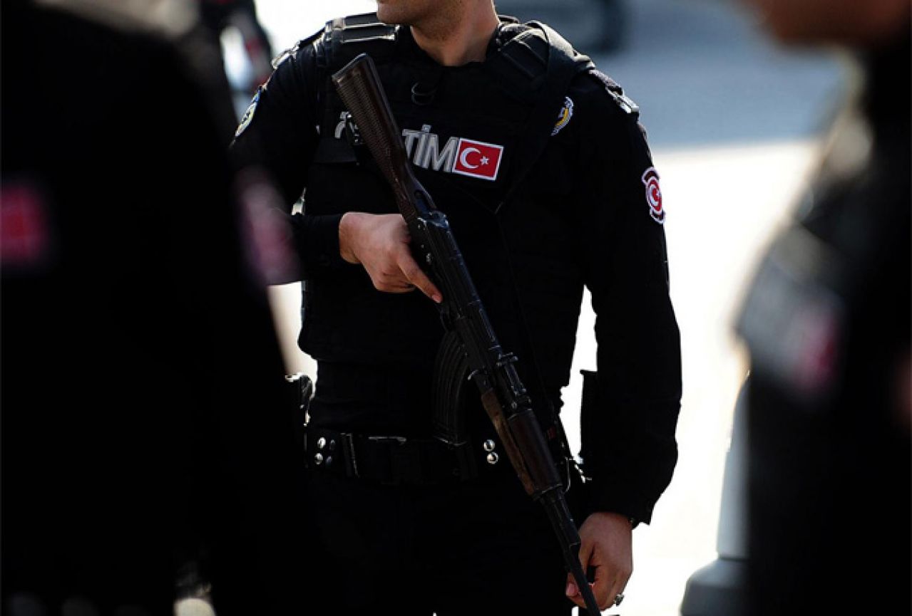 U terorističkom napadu na istoku Turske ranjeno šest policajaca
