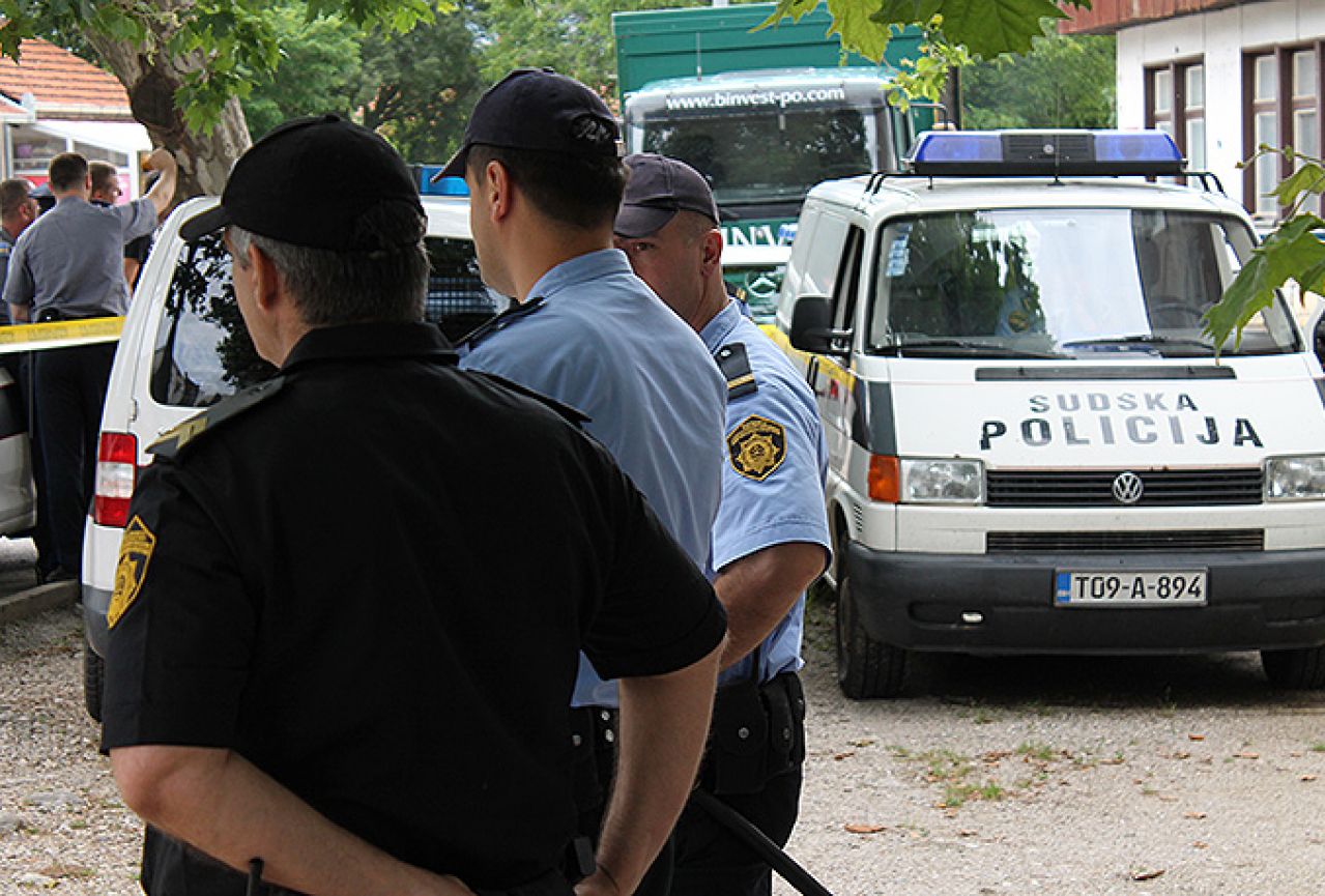 Deložacija obitelji Šarić: Jake policijske snage oko stana