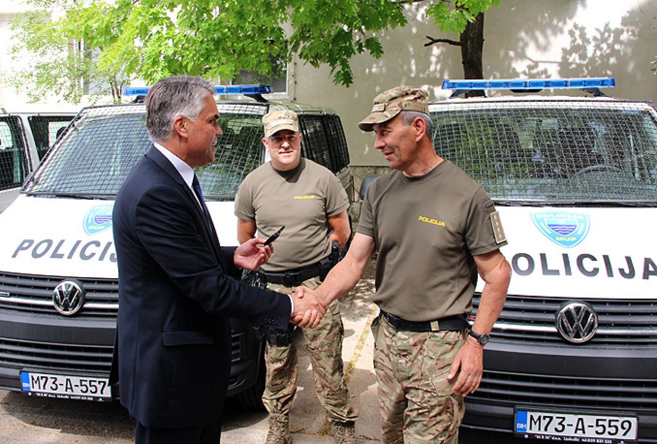 Ministar predao ključeve 26 novih policijskih vozila