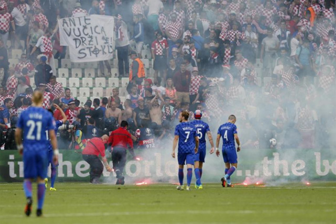 Prve baklje na Euru: Dio hrvatskih navijača prekinuo utakmicu!