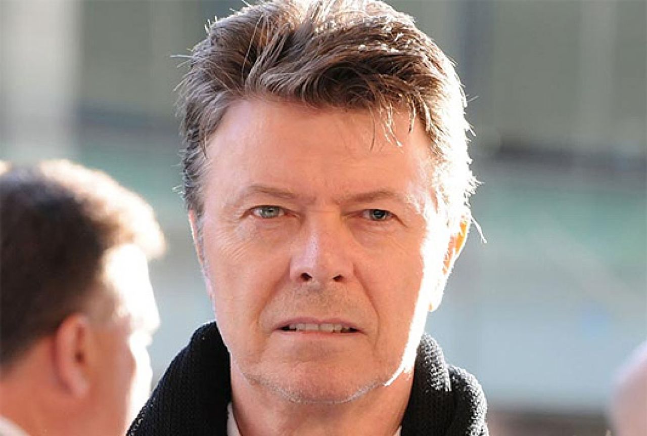 Na aukciji se našao i pramen kose Davida Bowieja