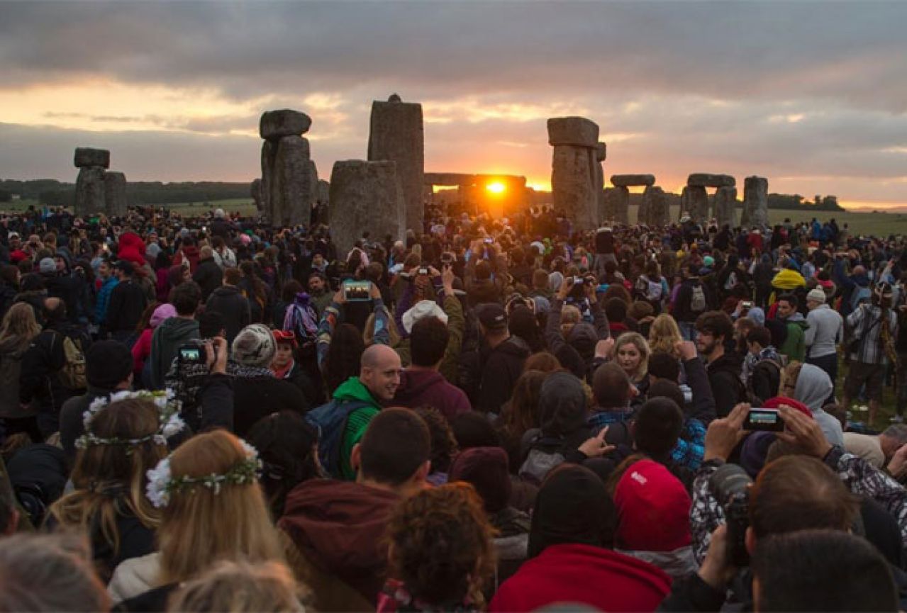 Više tisuća ljudi iz cijelog svijeta na Stonehengeu dočekalo ljeto
