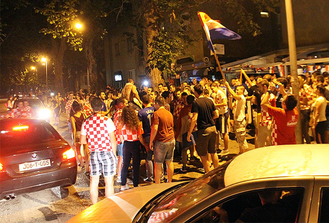 U Mostaru vatreno proslavljena pobjeda Hrvatske nad Španjolskom