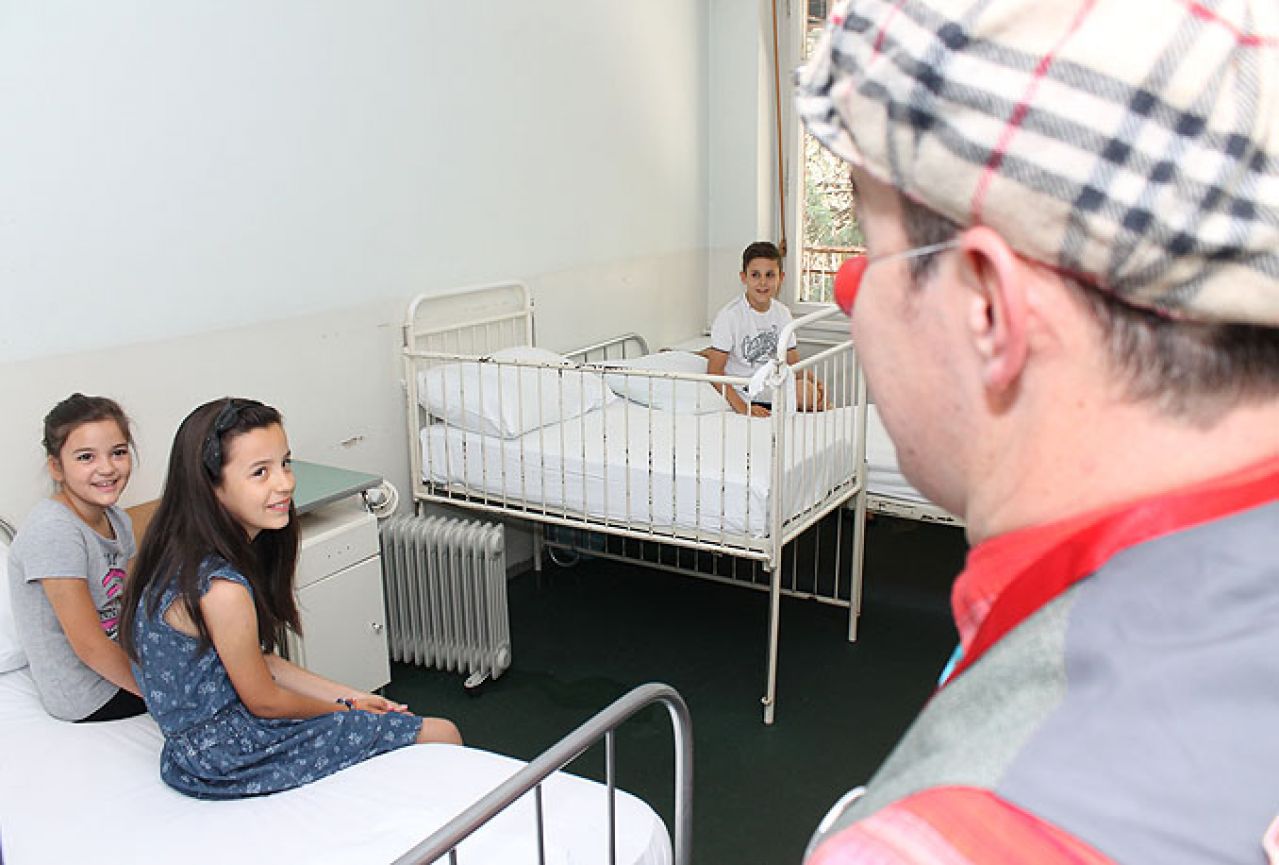 'Crveni nosovi' razveselili mališane u mostarskoj bolnici
