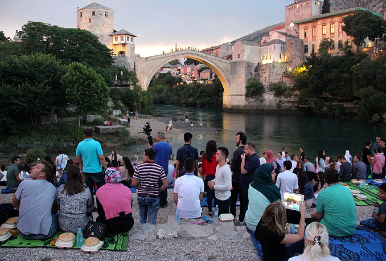 Mostar: Zajednički iftar za 600 osoba