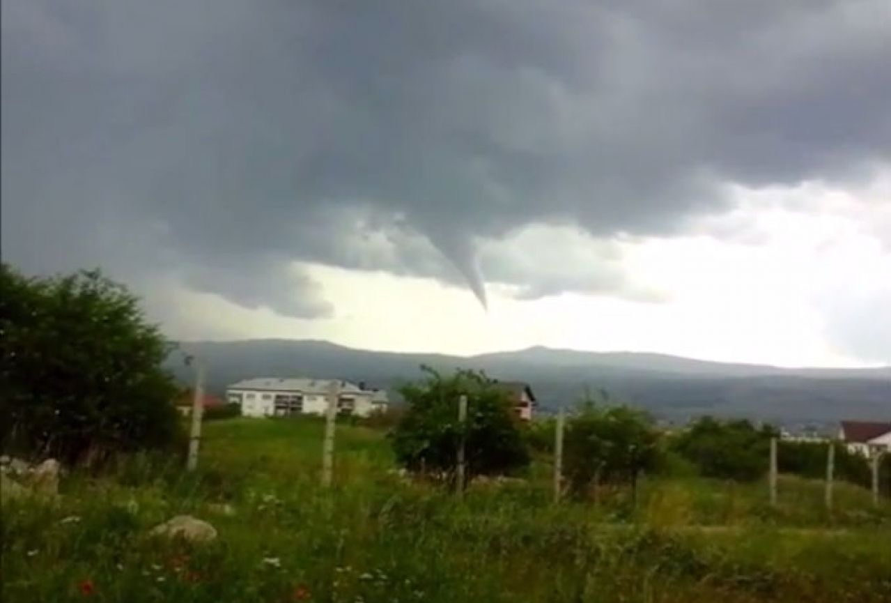 VIDEO | Pijavica nad duvanjskim krajem