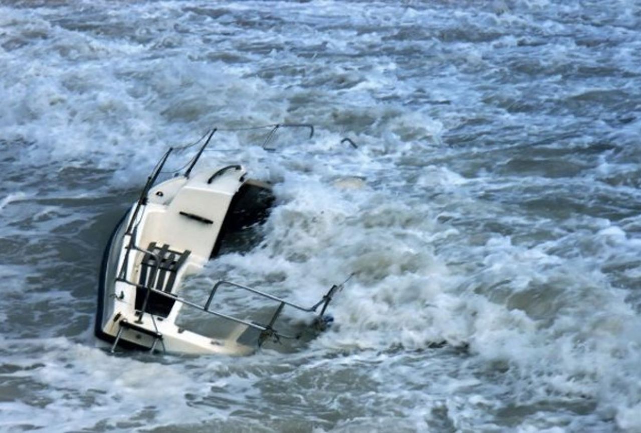 Drama u Crnoj Gori: Satima spašavali nautičare iz olujnog mora