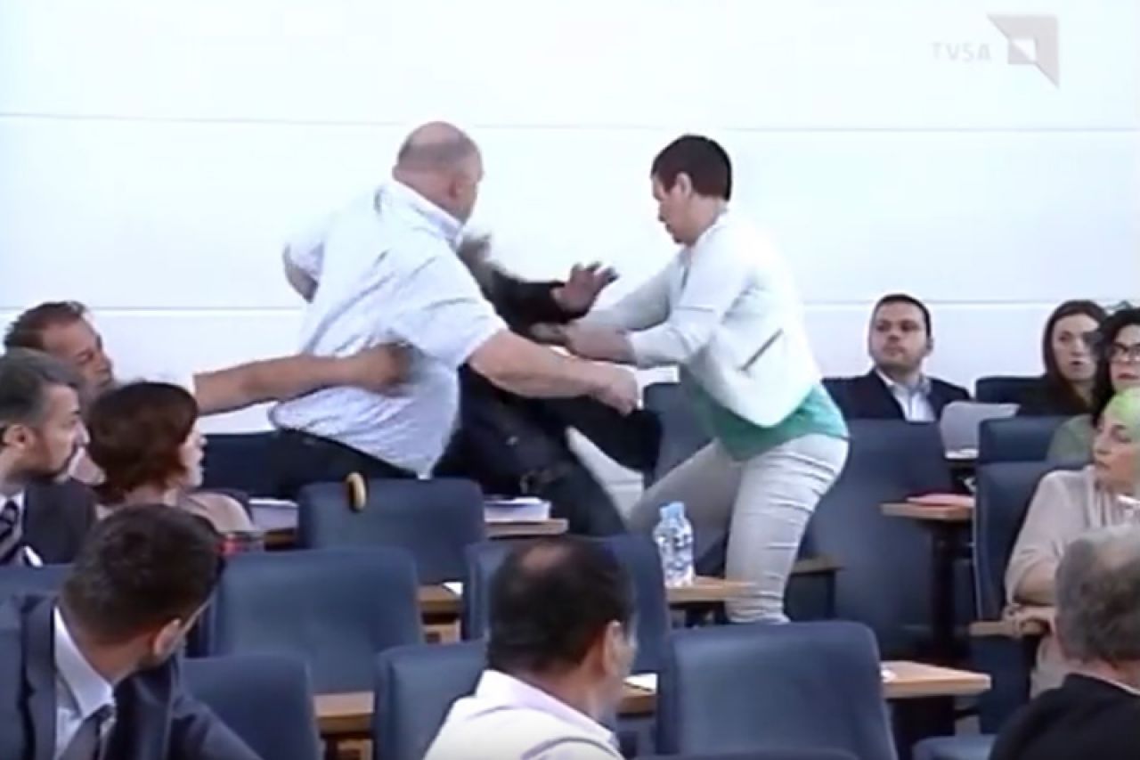 VIDEO | Tučnjava na sjednici Skupštine: Kojović završio na podu