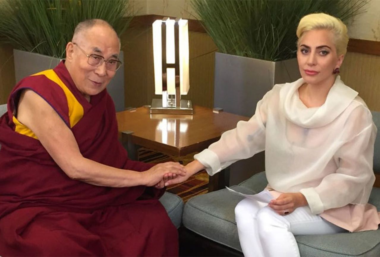 Kineski fanovi gnjevni zbog fotografije Lady Gage i Dalaj lame