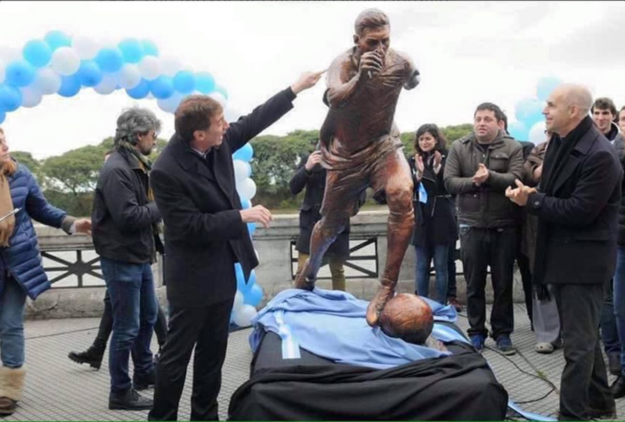 Messi dobio statuu u Buenos Airesu: Molimo te, ostani...
