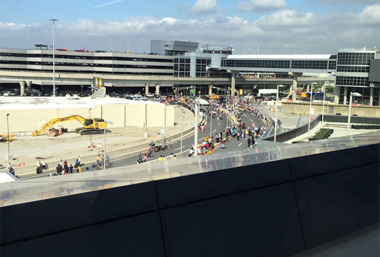 Panika u New Yorku: Sumnjiv paket na aerodromu JFK, evakuiran terminal  