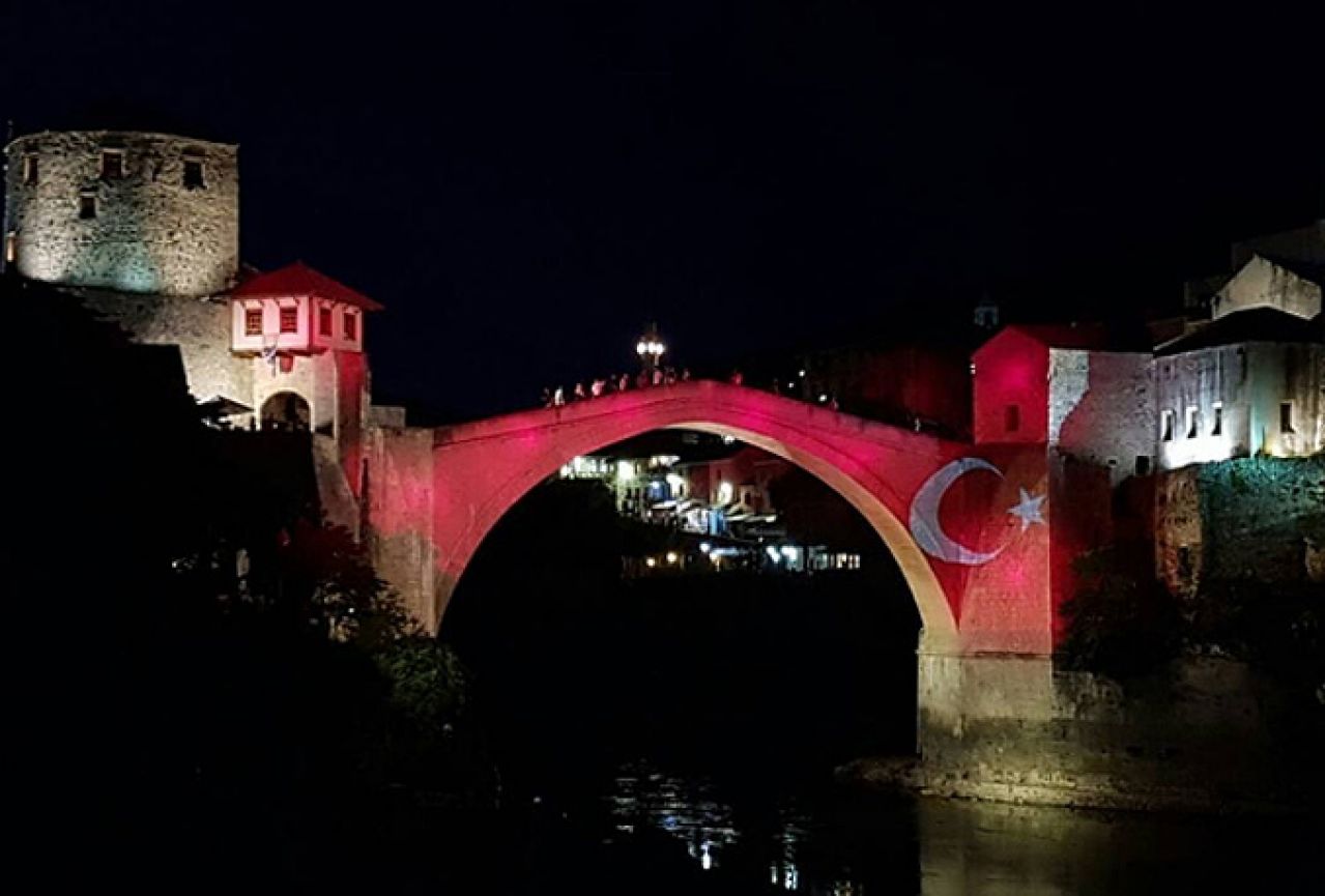 Stari Most u bojama turske zastave: Mostar poslao poruku solidarnosti